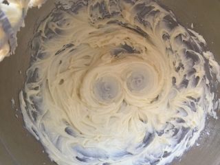 3、花样黄油曲奇,黄油中加入盐，香草精和糖粉，继续低速打发黄油至材料完全混合