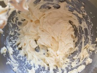 4、花样黄油曲奇,蛋液分两次加入黄油中，中速打发融合完全才可以加下一次，全部蛋液完全融合，黄油发白即可