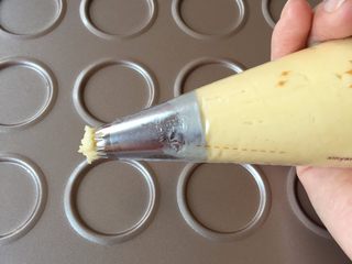 10、花样黄油曲奇,惠尔通4B花嘴装入另一个新的一次性裱花袋内，用同样的方法装入面糊，排走空气