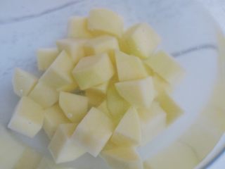 3、玉米咖喱饭,放在凉水中浸泡，防止氧化变黑