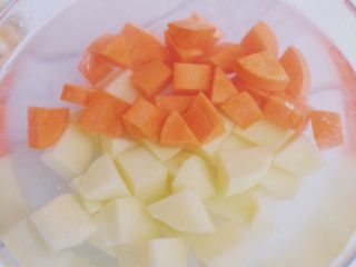 4、玉米咖喱饭,胡萝卜也切小块，放在水中浸泡