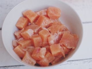 5、玉米咖喱饭,鸡胸肉切小块，和胡萝卜、土豆大小差不多