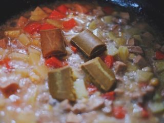 12、玉米咖喱饭,开盖用筷子戳戳土豆和胡萝卜是否已经煮软，已经煮软就关火，放入咖喱块