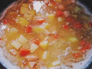 10、玉米咖喱饭,翻炒三分钟左右，倒入适量的水，没过食材即可。大火煮沸