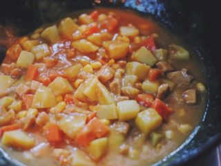 13、玉米咖喱饭,搅拌，直至咖喱块融化，再开小火煮三分钟，要不停的搅拌防止粘锅，汤汁煮至浓稠状态即可～