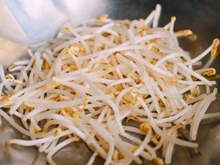 3、豆芽炒鸡肉,沥干豆芽。