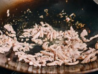 4、豆芽炒鸡肉,热锅放油，鸡肉下锅翻炒。不停翻炒个半分钟起锅。