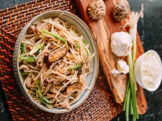 11、豆芽炒鸡肉,远看有点像一盘炒粉。