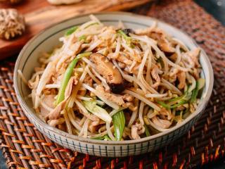 12、豆芽炒鸡肉,非常下饭，但是为了减肥我只吃了半碗米饭。