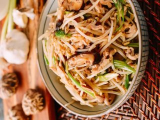 10、豆芽炒鸡肉,看起来就很清淡的一个菜，但是 清新的豆芽配上鸡肉，非常爽口。