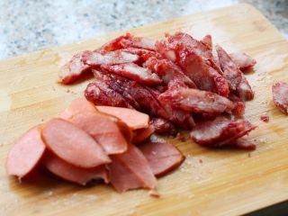 8、腊肠煲仔饭,斜切。