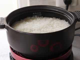 11、腊肠煲仔饭,大米表面没有了米汤、