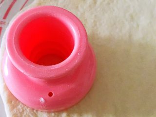 10、甜甜圈????,面团擀成厚度约为1.2ml---1.4ml的圆饼，然后用磨具切割出甜甜圈????的形状