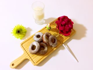 14、甜甜圈????,几个甜甜圈配上一杯牛奶再来几块适时水果，营养又美味