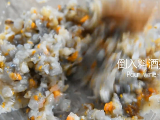 4、没有螃蟹的赛螃蟹，孙红雷最爱吃的菜！,倒入料酒拌匀