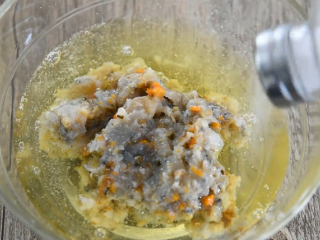 5、没有螃蟹的赛螃蟹，孙红雷最爱吃的菜！,倒入蛋清中加入一茶匙盐搅拌均匀