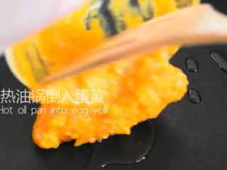 11、没有螃蟹的赛螃蟹，孙红雷最爱吃的菜！,油锅倒入蛋黄