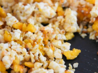 13、没有螃蟹的赛螃蟹，孙红雷最爱吃的菜！,炒至均匀即可出锅