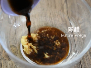 14、没有螃蟹的赛螃蟹，孙红雷最爱吃的菜！,倒入一茶匙姜末、陈醋一勺、糖1.5茶匙拌匀