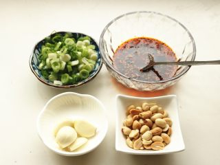 6、香辣口水鸡,准备好配料，红油是提前做好的，小葱切碎，花生米炒熟去红衣，不去也可以。