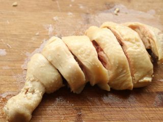 9、香辣口水鸡,浸泡好的鸡腿捞出，沥干水分，斩成小段。