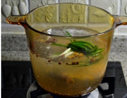 3、翡翠玉兔,放入兔腿大火煮开,撇掉浮沫,放入高度白酒,转小火煮15分钟关火。