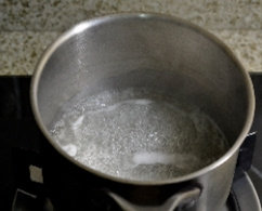 4、翡翠玉兔,煮兔时,在600ml清水里放琼脂煮至融化。