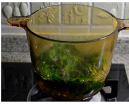 5、翡翠玉兔,锅里放少许清水,调入少许盐和几滴油,烧开后放菠菜叶汆熟后捞出。