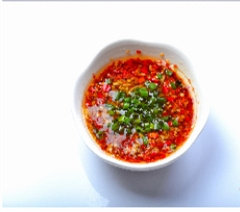 11、翡翠玉兔,将小柠檬汁全部挤进去,调入酱油和香油拌匀,再放入2根香葱切成的葱花。