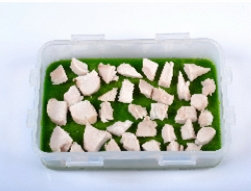 8、翡翠玉兔,取方容器,将琼脂菠菜汁用细筛过滤1/4进去,凝固后将去骨后切成小块或者撕成丝的兔肉放入。