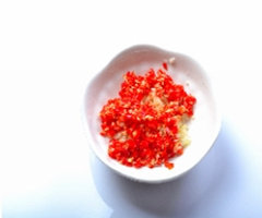 10、翡翠玉兔,鲜红小米辣切碎,大蒜切末。