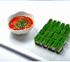 12、翡翠玉兔,兔子冻倒扣出模具,然后切成块装盘,搭配蘸汁一起上桌。