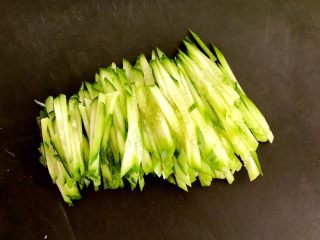 3、东北家常凉菜,黄瓜切成丝