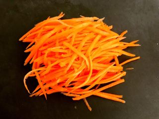 4、东北家常凉菜,胡萝卜切成丝