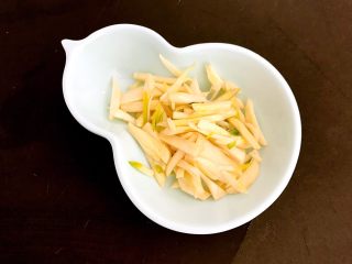 5、东北家常凉菜,蒜瓣切成丝