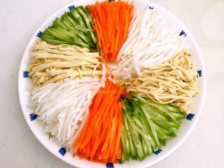 9、东北家常凉菜,把切好的蔬菜码在盘中