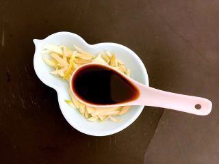 11、东北家常凉菜,调制碗汁：在蒜丝碗中加入生抽