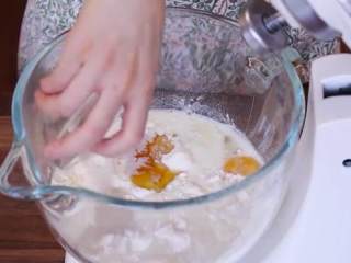 1、丹麦酥皮面包,把除了黄油之外所有原料混合成面团，搅和一下，用机器揉面至光滑柔软