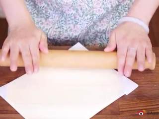 3、丹麦酥皮面包,把黄油包在烘焙纸中，用擀面杖敲打至扁平，把烘焙纸折成信封形状，让黄油均匀的分布，放回冰箱冷藏