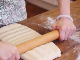 6、丹麦酥皮面包,用擀面杖均匀的压扁，转90度均匀的擀成长方形面片