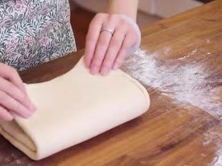 7、丹麦酥皮面包,再一次的三折，包上保鲜膜放入冰箱冷藏15分钟