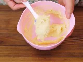 9、丹麦酥皮面包,把黄油室温软化，用蛋抽打发一下，依次倒入糖粉、杏仁粉搅拌，形成膏状