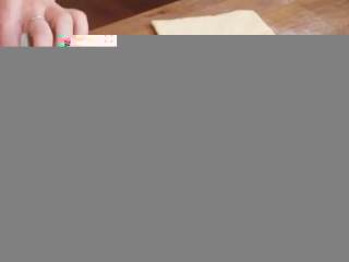 11、丹麦酥皮面包,用刀割成小正方形，在面片上放一勺杏仁膏，把四个角往中间窝起来按在一起