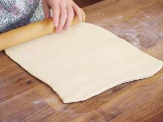 10、丹麦酥皮面包,面饼压扁，用擀面杖均匀的擀开，取一半继续擀成薄的长方形面片