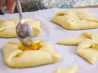 13、丹麦酥皮面包,烤箱预热180度，在面包上均匀的刷上蛋液，在小窝里放上果酱