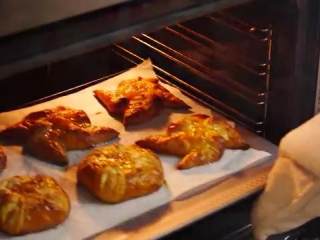 14、丹麦酥皮面包,把面包放入预热好的烤箱，180度烤15分钟，直至表面呈金黄色即可