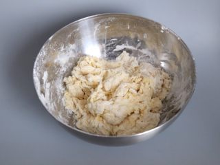 6、自制健康蓬松油条,继续搅拌至面团成面絮状。