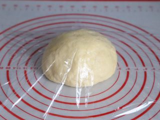 7、自制健康蓬松油条,揉搓成光滑的面团，室温松弛20分钟后，放入冰箱冷藏一夜。