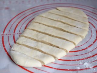 9、自制健康蓬松油条,用刀切成约2厘宽的长条。长度可以根据自己家油锅的大小调整。