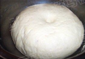 2、芝心香肠苹果披萨,盖上保鲜膜饧置2小时